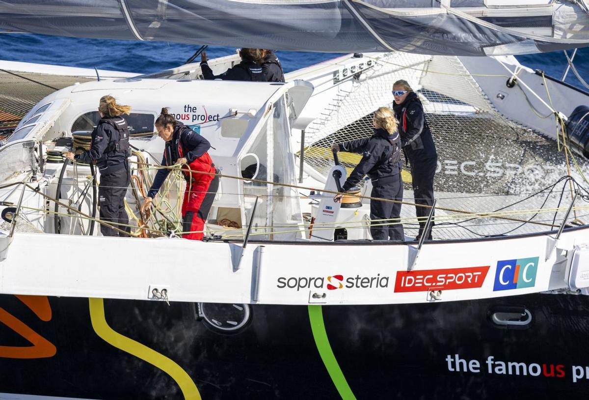 La tripulación, con Támara segunda por la derecha, en un acto promocional en París. |  FDV