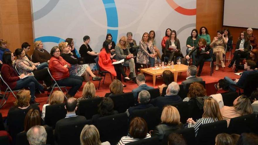 Cumbre de &quot;mujeres socialistas por el cambio&quot; en Pontevedra  |  El pazo da Cultura de Pontevedra acogió ayer un cumbre socialista bajo el título de &quot;Mulleres polo cambio político&quot;, cita organizada por la formación local y que contó con la participación de dos de los principales cargos institucionales que ahora mismo ostentan los socialistas de Galicia: la presidenta de la Diputación de Pontevedra, Carmela Silva, y la alcaldesa de Lugo, Lara Méndez. Al acto también acudió la exdiputada, tanto en las Cortes Generales como en el Parlamento de Galicia, Laura Seara.