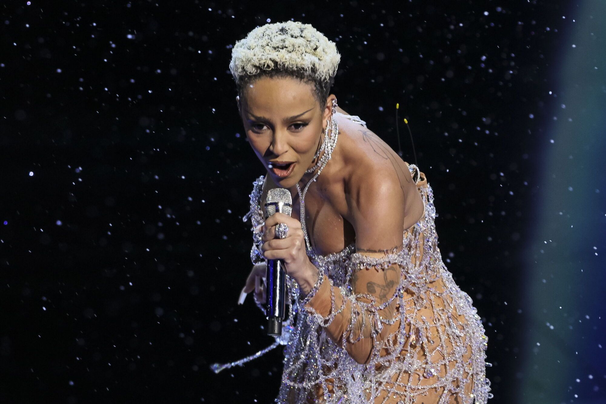 La cantante estadounidense Doja Cat fue registrada este domingo, 2 de marzo, durante su presentación en homenaje a la saga cinematográfica de James Bond en la edición 97 de los Premios Óscar, en el Teatro Dolby de Hollywood, en Los Ángeles (CA, EE.UU.). EFE/Allison Dinner. Se añaden fotos del día