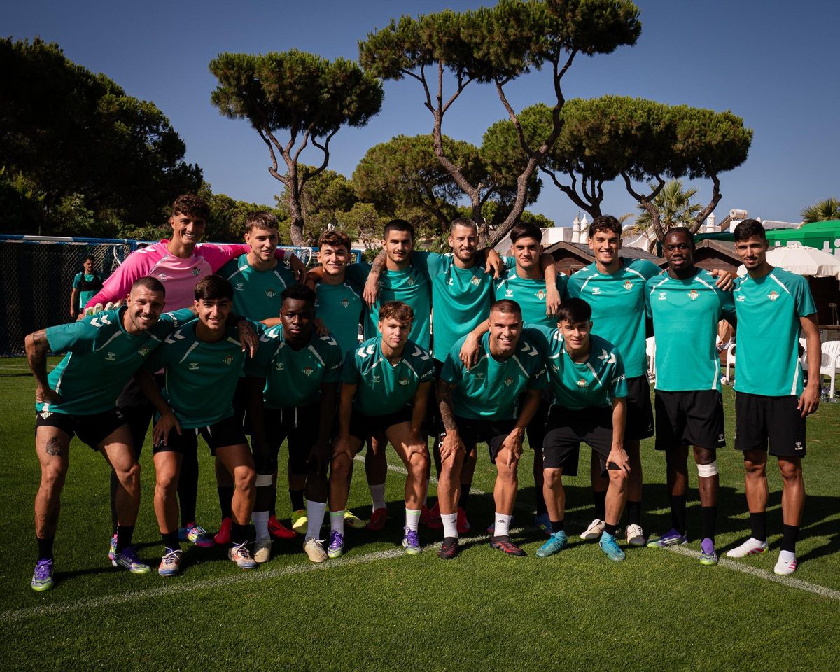 Los 15 canteranos del Betis, con Aitor y Ángel con dorsal del primer equipo, posan en Almancil el primer día de pretemporada