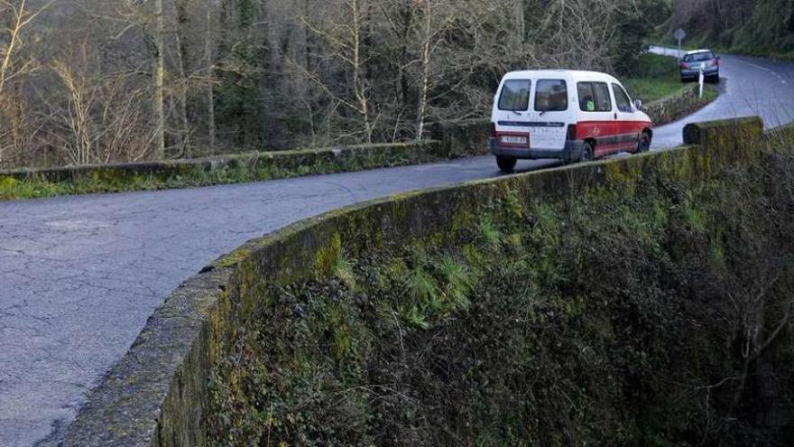 El actual puente de Riobó verá duplicado el ancho de su plataforma. // Bernabé /Javier Lalín