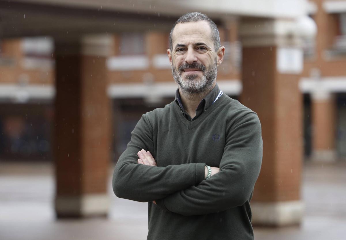 El alcalde de Siero, Ángel García, en la plaza Mayor de La Fresneda