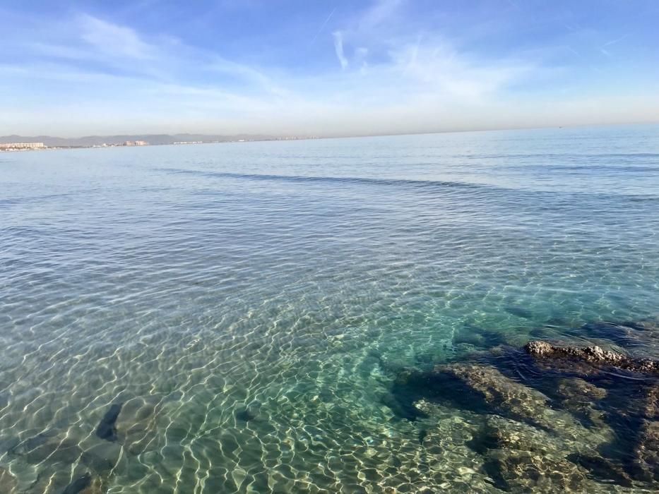 Aguas cristalinas en la playa de Las Arenas