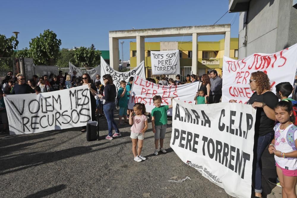 Protesta de pares i alumnes de l'escola Pere Torrent de Lloret