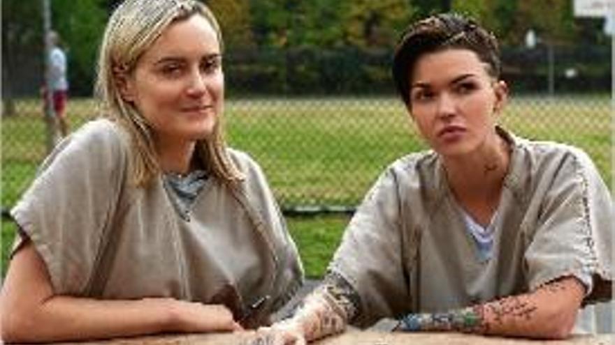 Piper (Taylor Schilling) amb Stella Carin (Ruby Rose), a la presó.