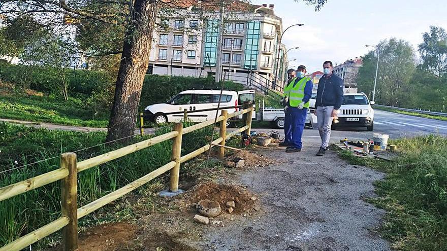 La brigada de obras repone un vallado en el Paseo do Pontiñas