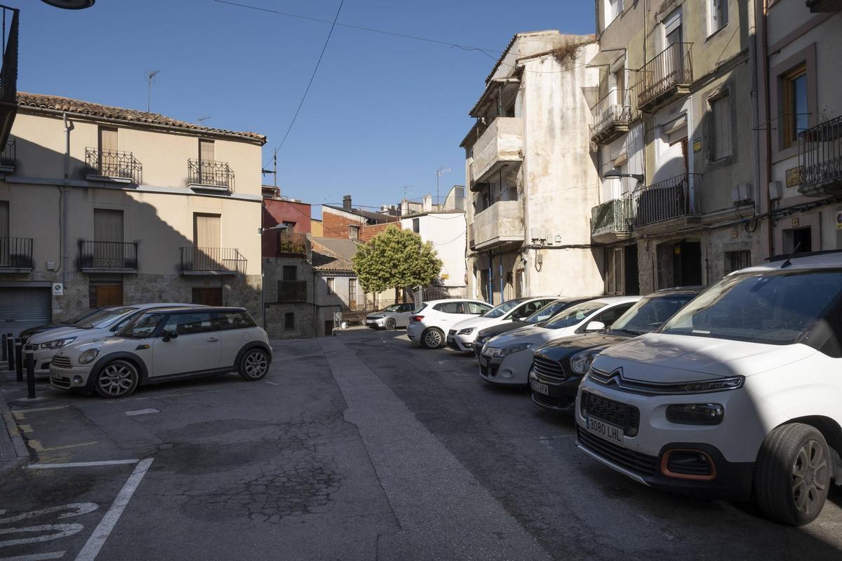 L'estat actual de la plaça, amb els cotxes aparcats