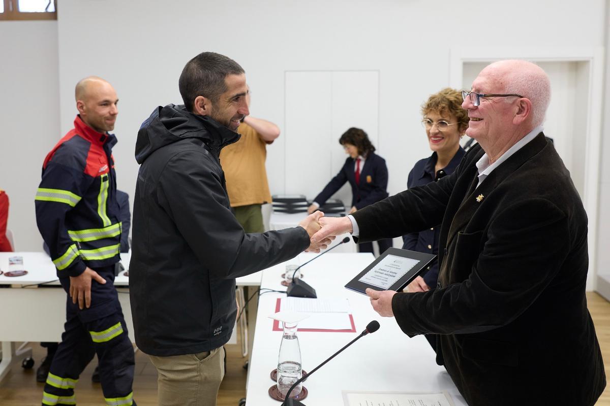 El alcalde, Vicent Císcar, entregando una medalla.