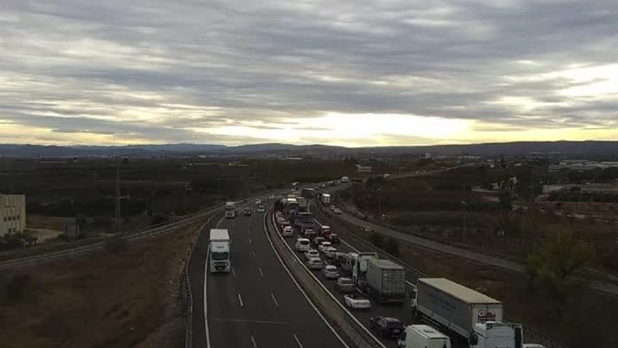 Retenciones kilométricas en la A-7 tras el accidente de un camión en l&#039;Alcúdia