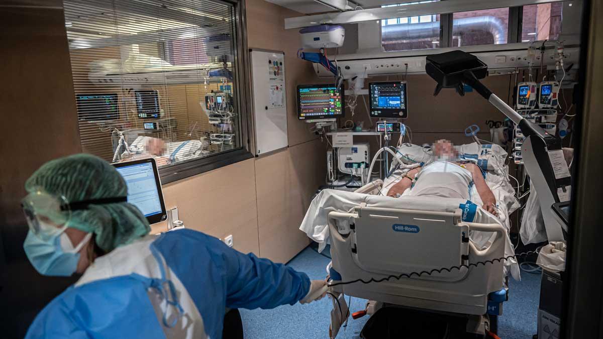 Els ingressos i pacients greus per covid segueixen a l’alça a Catalunya