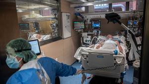 Els ingressos i pacients greus per covid segueixen a l’alça a Catalunya