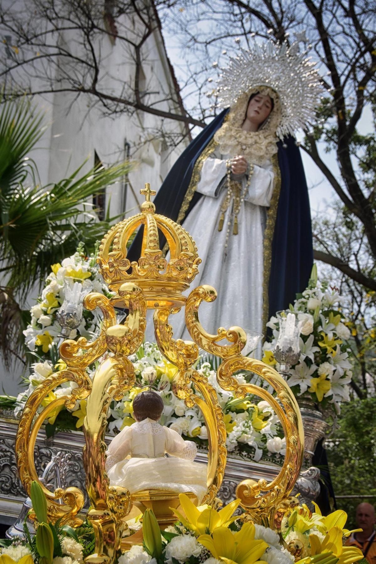 Encuentro de la Virgen de los Dolores con el Niño Jesús el Domingo de Resurrección en Iznate.