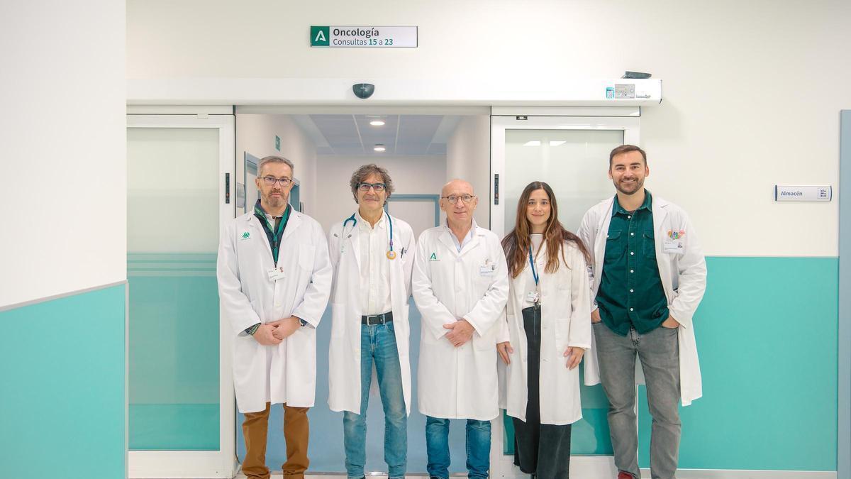 Equipo de investigación del Hospital Virgen del Rocío, liderado por el jefe de Cáncer de Mama, el doctor Javier Salvador Bofill.