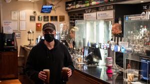 Imagen de archivo de un cliente en la reapertura de una taberna en Londres tras el cierre por la pandemia.