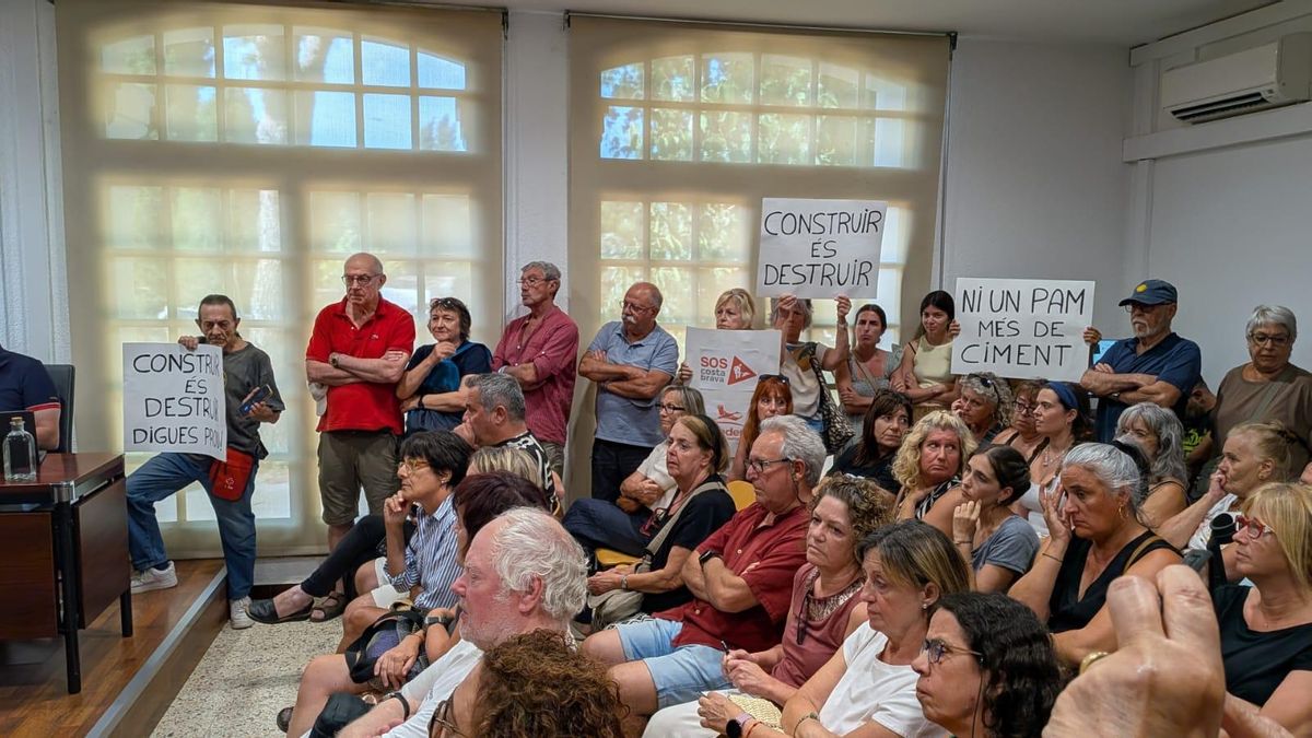 Protesta al ple de Llançà per l'aprovació del pla per a la Farella.