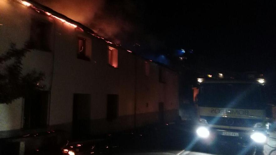 Un incendio calcina parte de una vivienda en Ibias