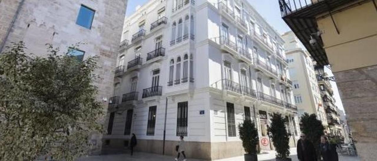 Edificio junto a las Corts en el que se instala la agencia contra el fraude a razón de diez mil euros mensuales de alquiler.
