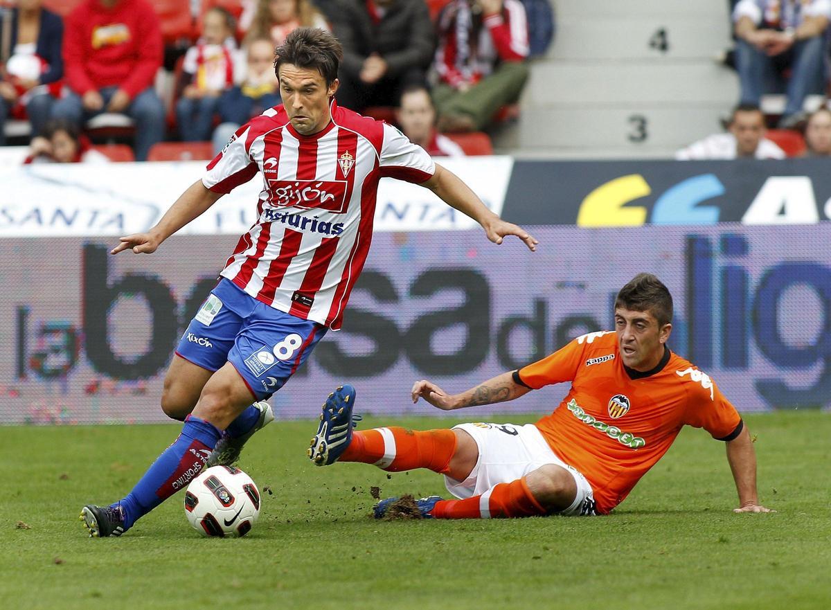 Pablo Hernández persigue al rojiblanco Sangoy en una de las visitas a El Molinón con el Valencia.