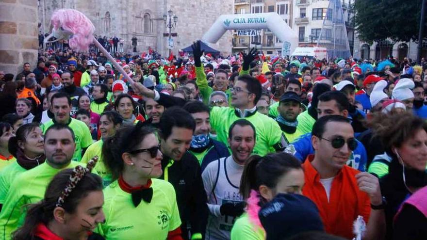 Imagen de los primeros metros de la carrera, con multitud de zamoranos tomando la salida.