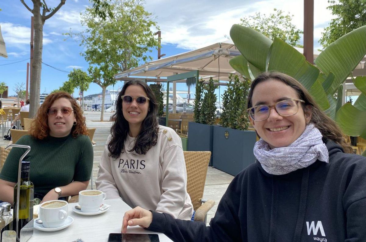 Tres jóvenes de Madrid, minutos antes de coger la barca a Formentera. | T.E.