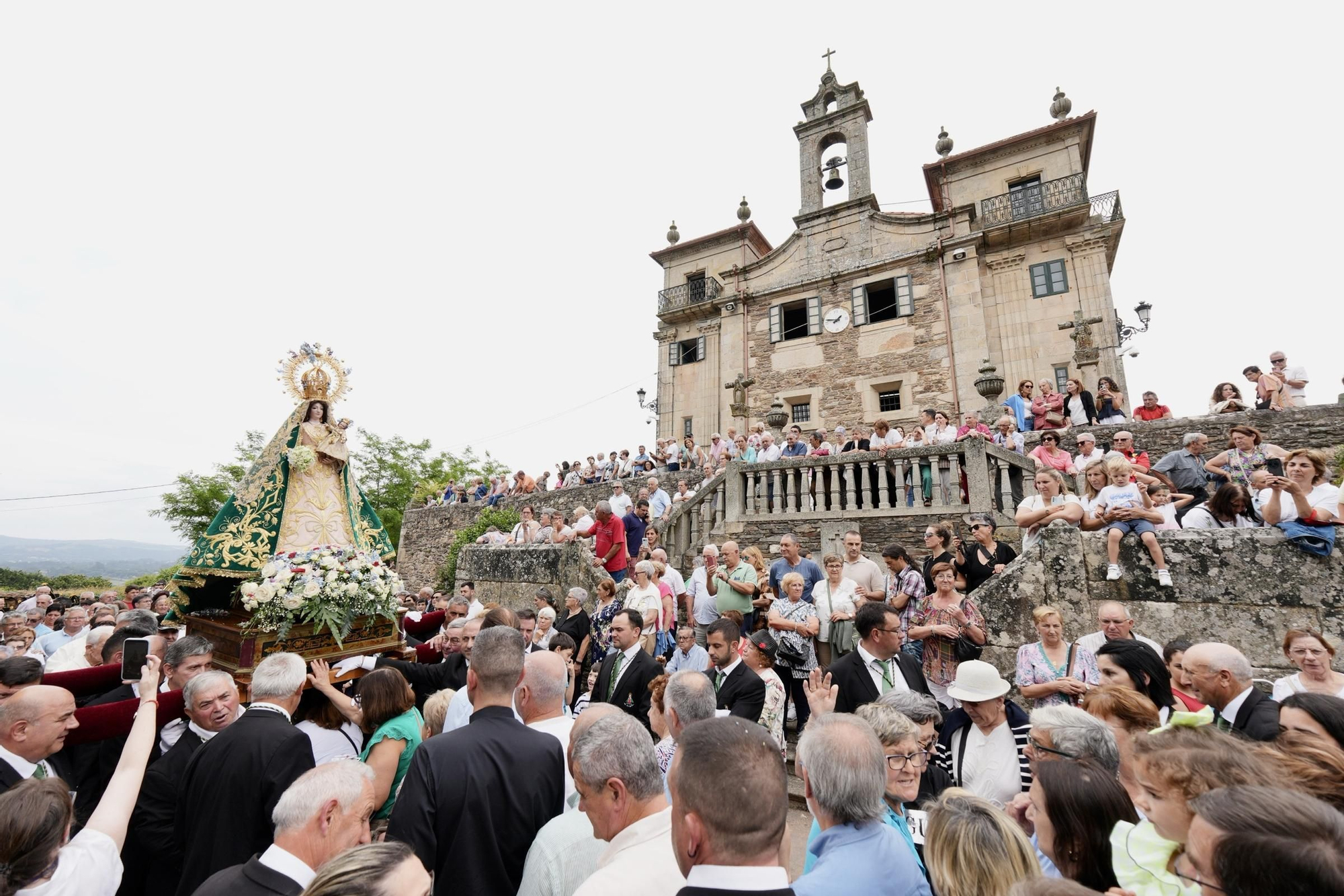 Abrazo multitudinario a la Virxe do Corpiño