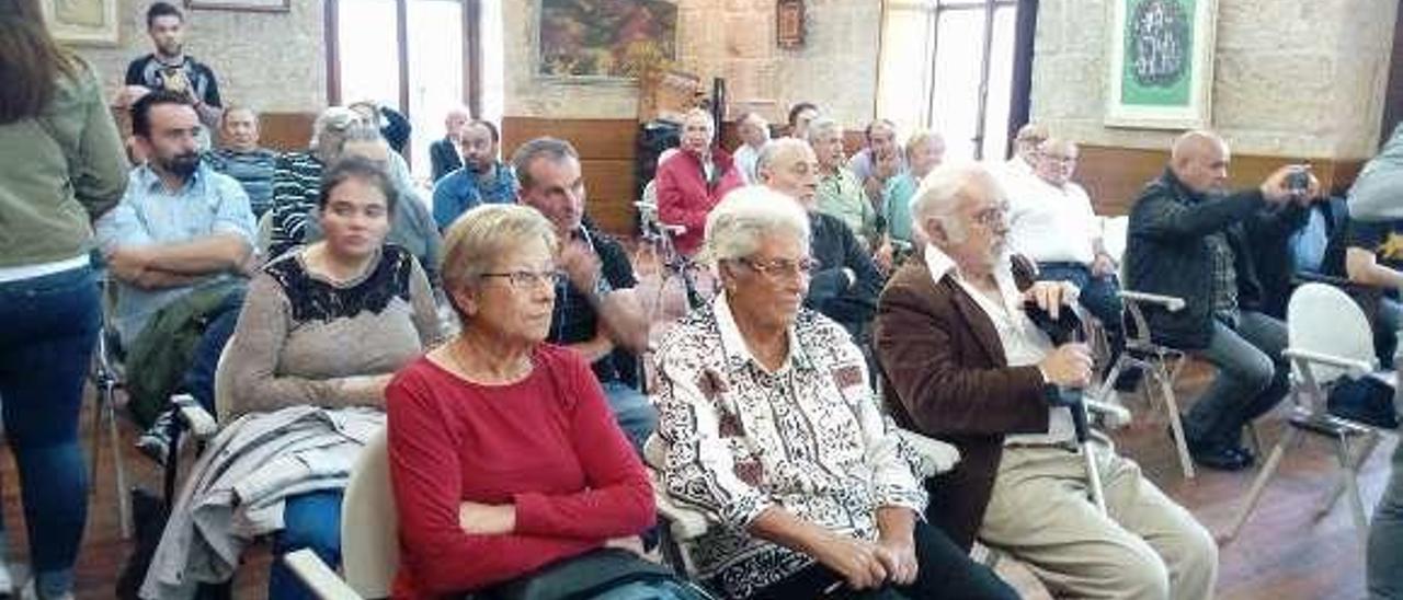 Algunos vecinos de Arcos acudieron al pleno. // A.F.