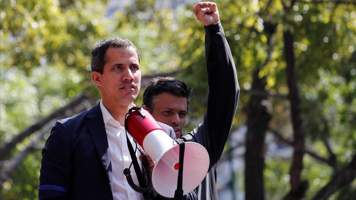 Juan Guaidó junto a Leopoldo López, liberado esta mañana.