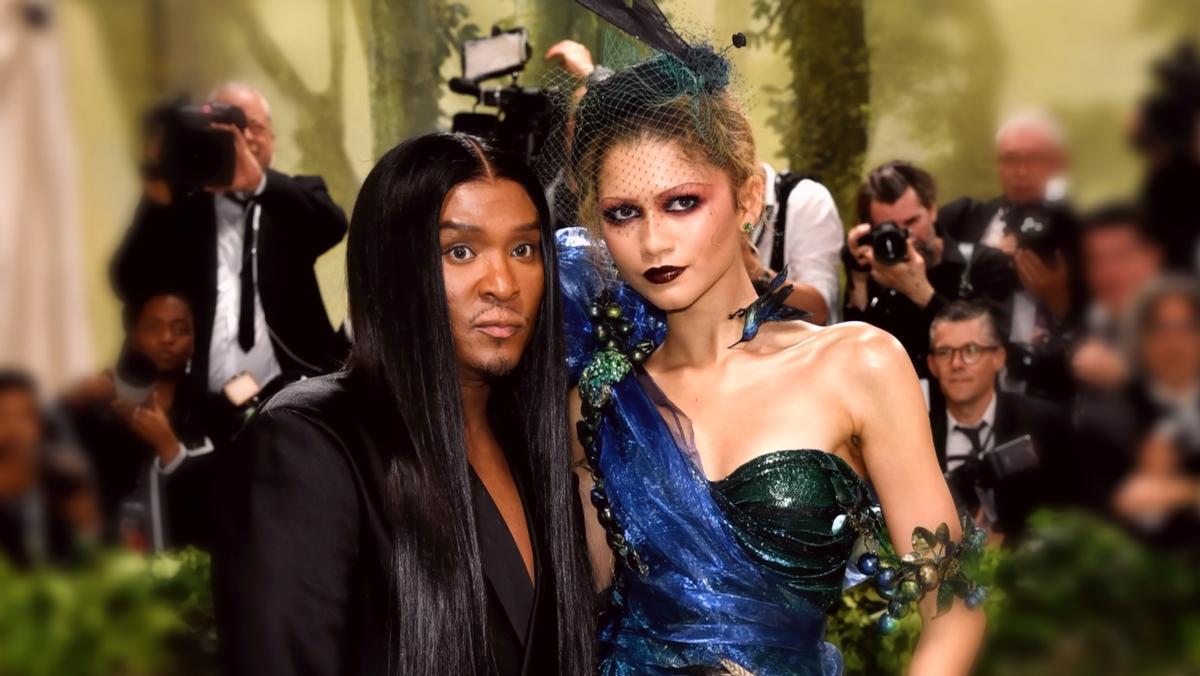 Zendaya, con su estilista Law Roach, en la Gala Met 2024. La actriz, con un diseño de Galliano para Maison Margiela.