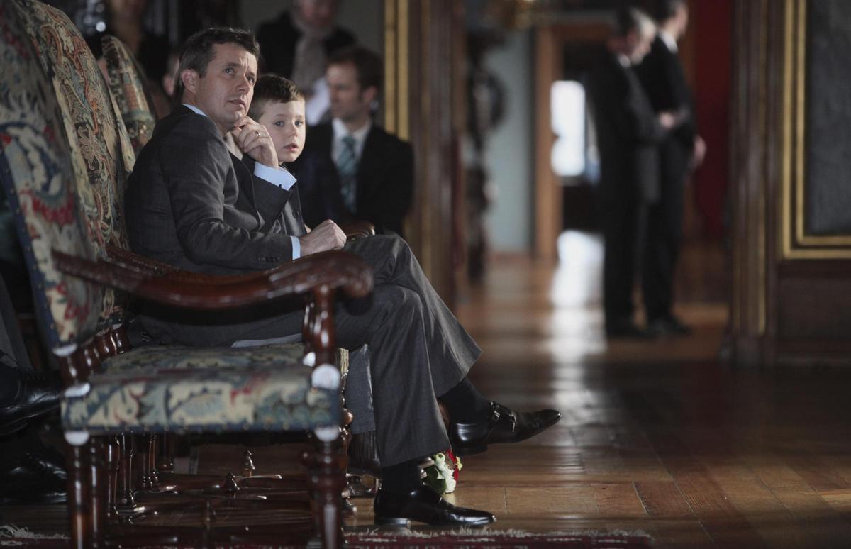 El príncipe heredero Frederik de Dinamarca, izquierda, y su hijo, el príncipe Christian, esperan para revelar un nuevo retrato de aniversario, pintado por Niels Stroebek, invisible, en la inauguración de una exposición de aniversario para conmemorar los 40 años de la Reina en el trono danés, el miércoles 11 de enero. 2012, en el castillo de Frederiksborg en Hilleroed, al norte de Copenhague, Dinamarca.