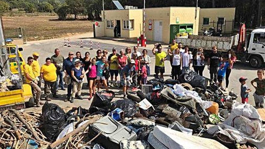 Recullen tres tones d&#039;escombraries al bosc de Solius per fer joguines