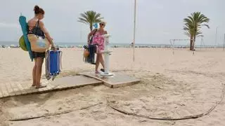 Una avería en una estación de bombeo empeora la situación de los lavapiés de la playa de San Juan de Alicante
