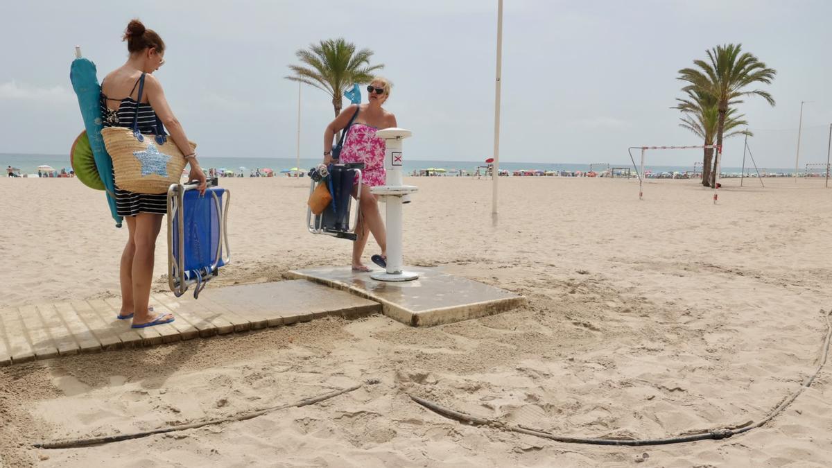 Una avería en una estación de bombeo empeora la situación de los lavapiés de la playa de San Juan de Alicante