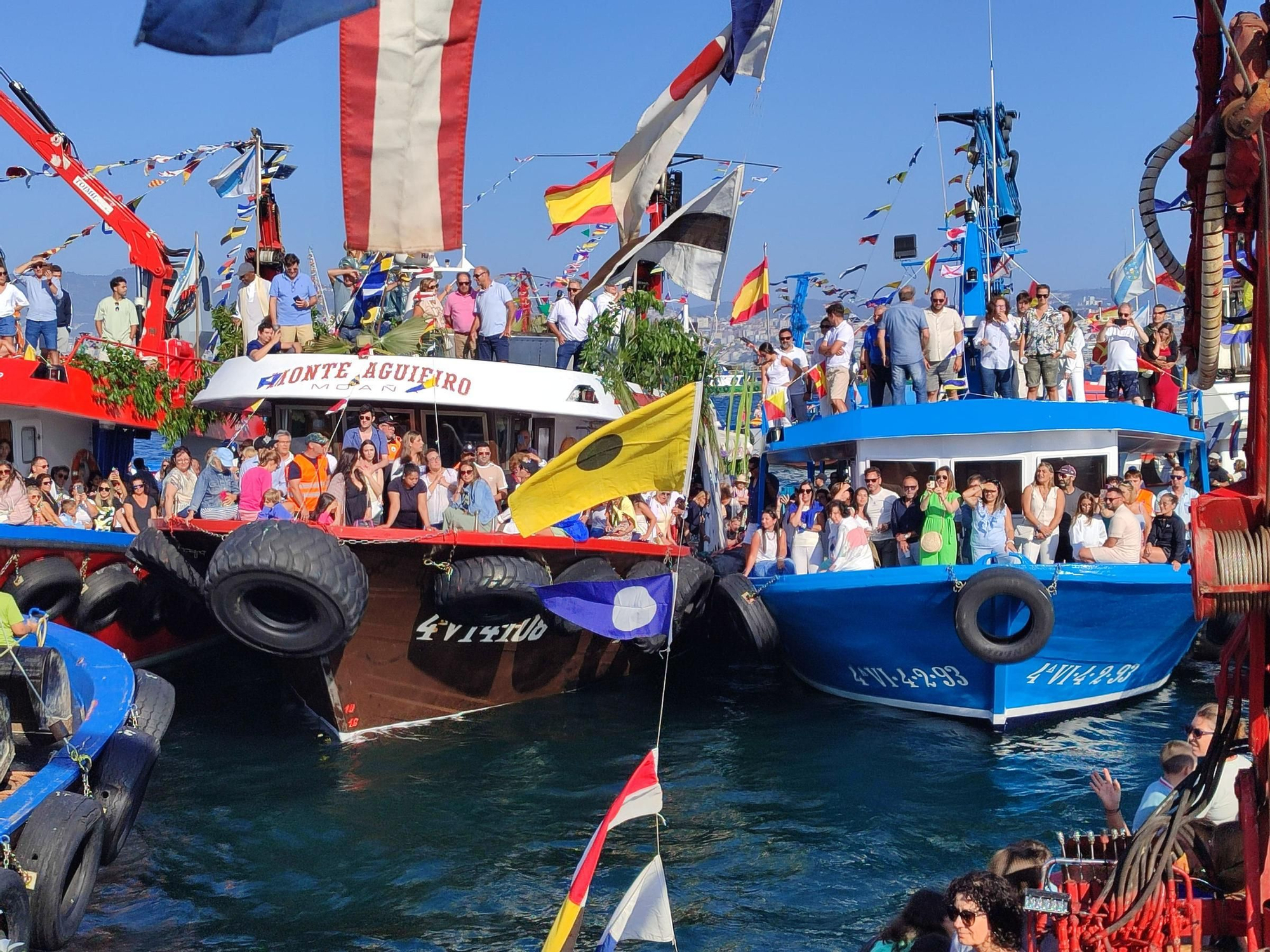 Cangas se hace a la mar por su Virgen del Carmen