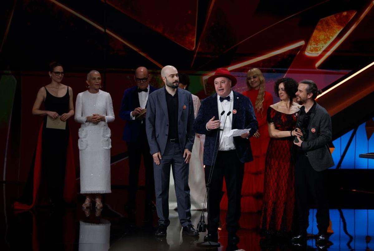 La malagueña Mónica Gallego, recogiendo el Goya al Mejor Corto de Animación con los directores de 'Gilbert'