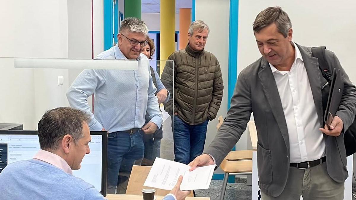 Teo López Navarrete registrando su candidatura.