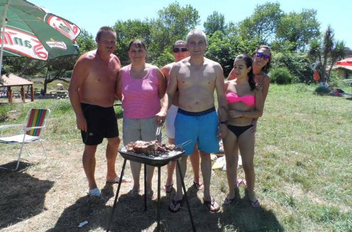 Noelia Fernández, con el pequeño Alejandro Palacios, Mino y Rita María Bardio y Vanesa Arbas, de Gijón, en Perlora.