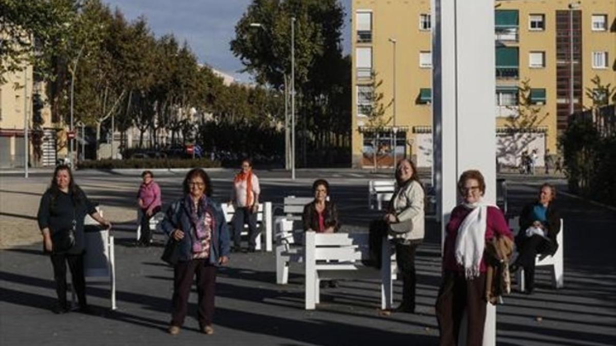 Pilares de Sant Cosme 8Antonia, Nico, María, Mercedes, Marti Cruz, Adoración, Iluminada y Emilia, el jueves pasado en su barrio.