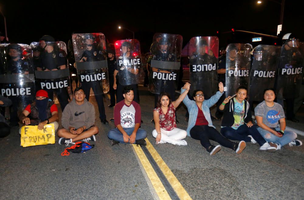 Muestras de apoyo y rechazo a Donald Trump en Costa Mesa, California