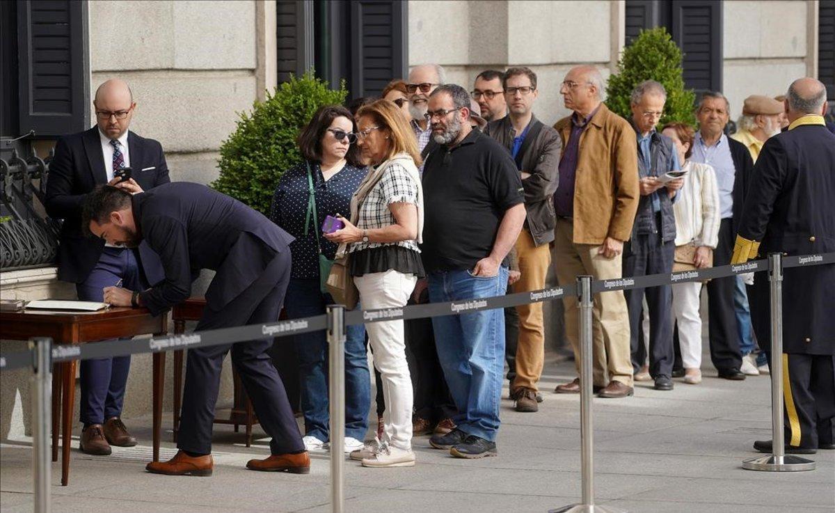 Ciudadanos firman en el libro de condolencias de Alfredo Pérez Rubalcaba.