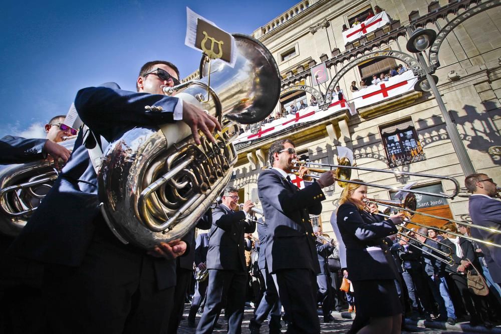 Los representantes de las 28 filaes recorren el centro de la ciudad para anunciar la llegada de los Moros y Cristianos ante miles de personas