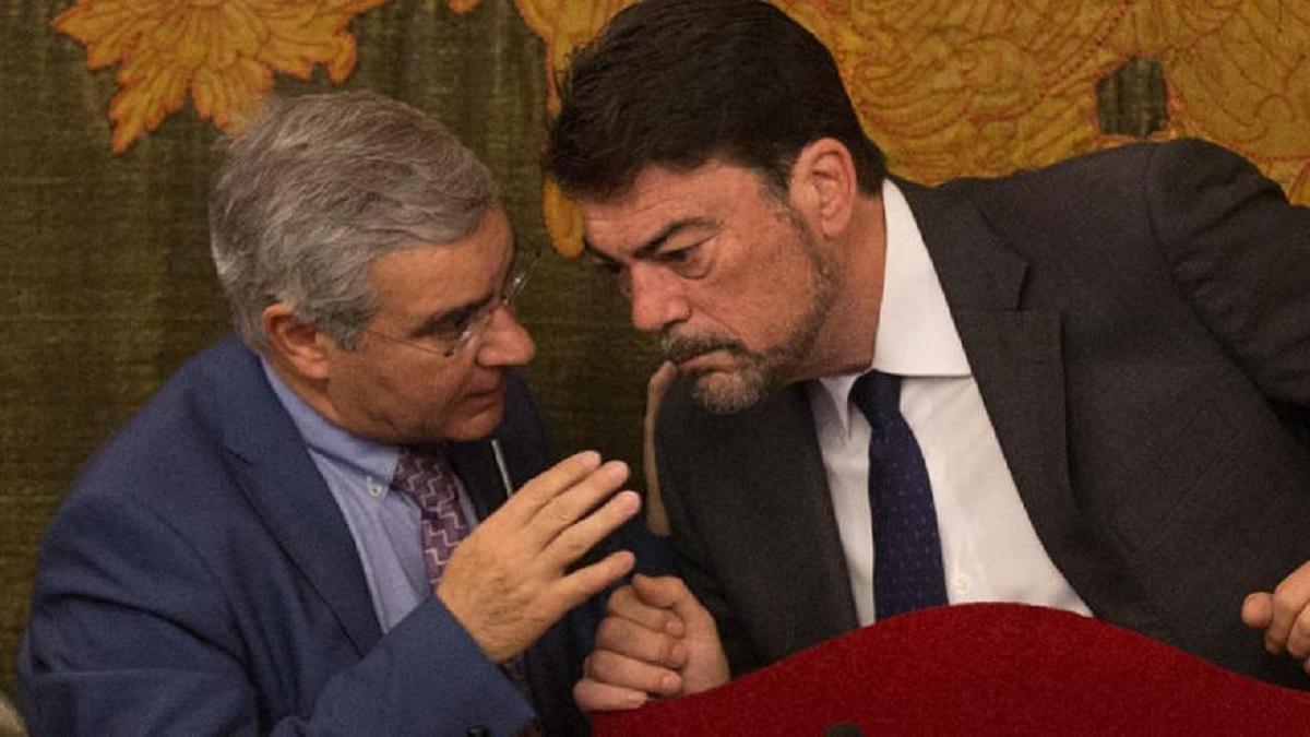 El interventor municipal, Francisco Guardiola, conversa con el alcalde, Luis Barcala, en un pleno.