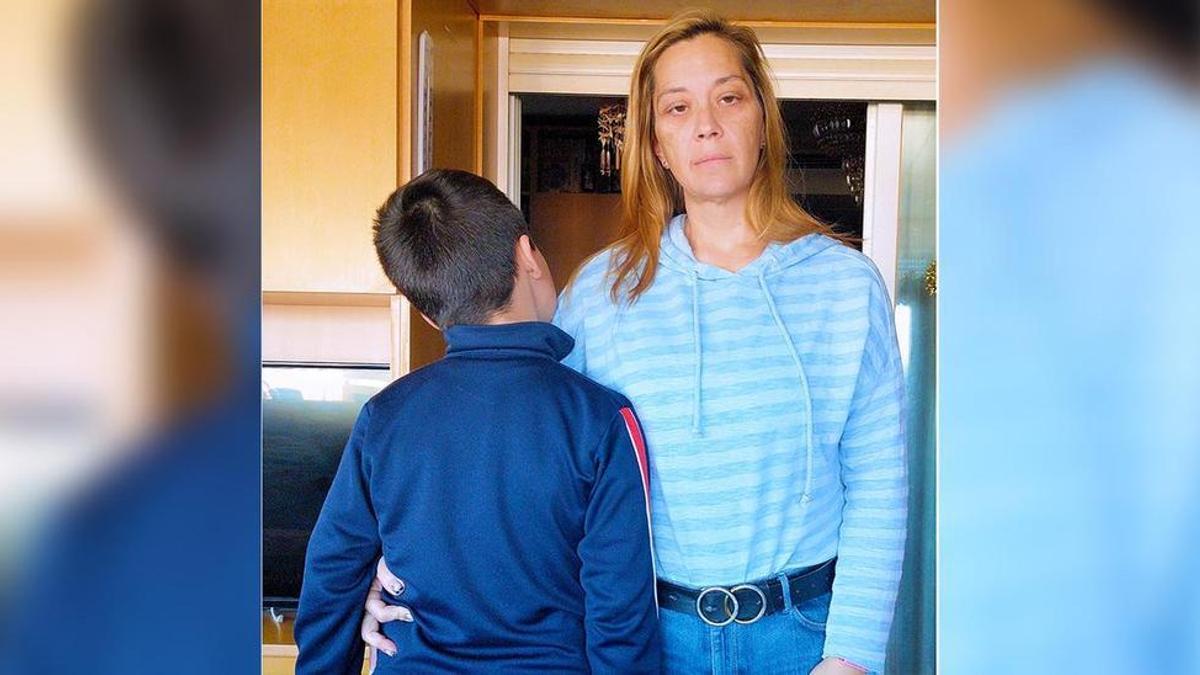 Cristina Cejuela junto a su hijo Jesús, que tiene nueve años, en su casa de Castellón.