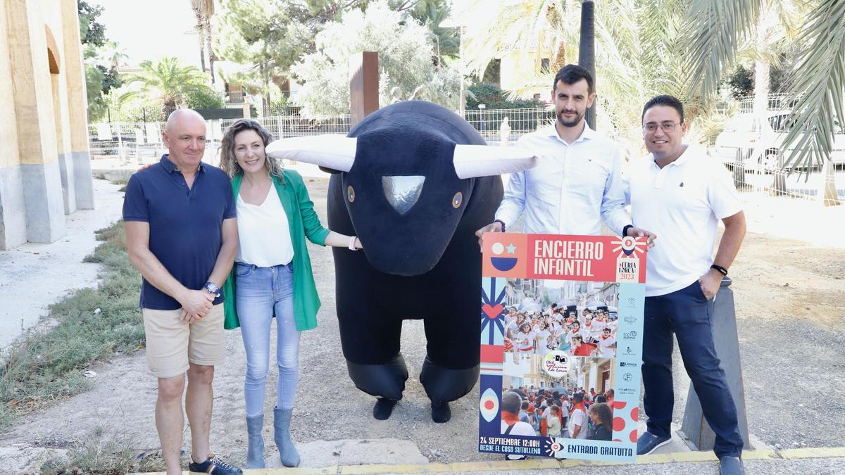 Mari Huertas García, concejala de Festejos, junto a Juan Coronel, presidente del Club Taurino de Lorca, y varios miembros del mismo durante el acto de presentación del ‘Encierro Infantil’.