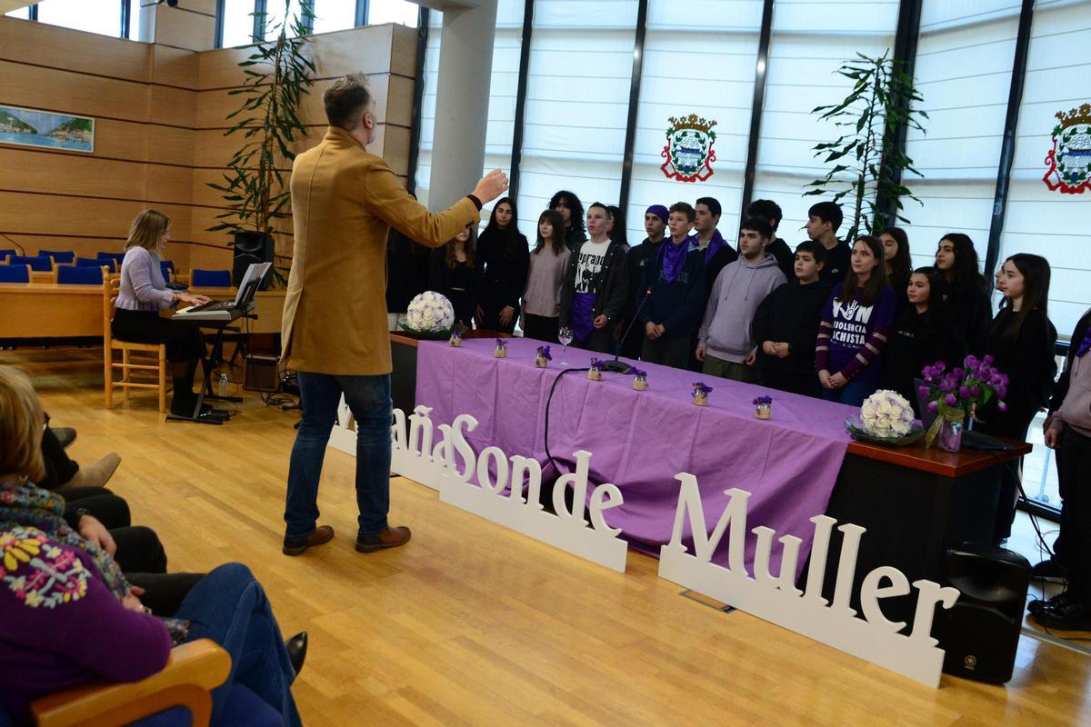 Actuación del coro A Paralaia en los actos en el Concello.