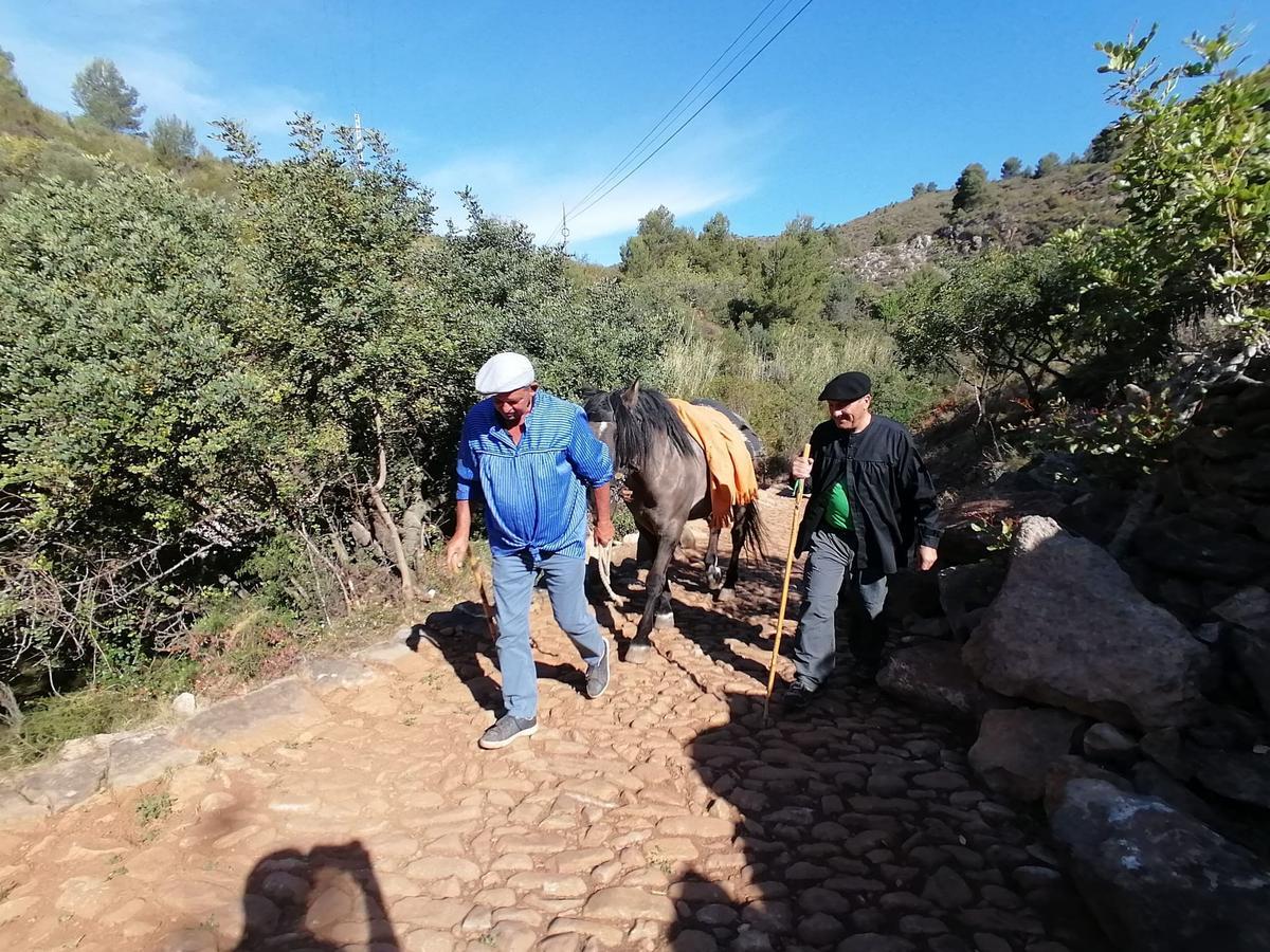 Antonio Tur 'Antoniet' y su caballo 'Pepe' junto a Fernando Nebot, han recreado la subida tradicional por la 'Pujà dels Claus'.