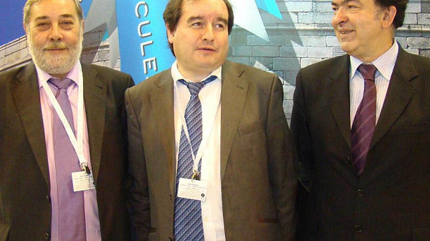 Julio Sacristán, Rubén Lois y Henrique Tello, ayer, en Fitur. / la opinión