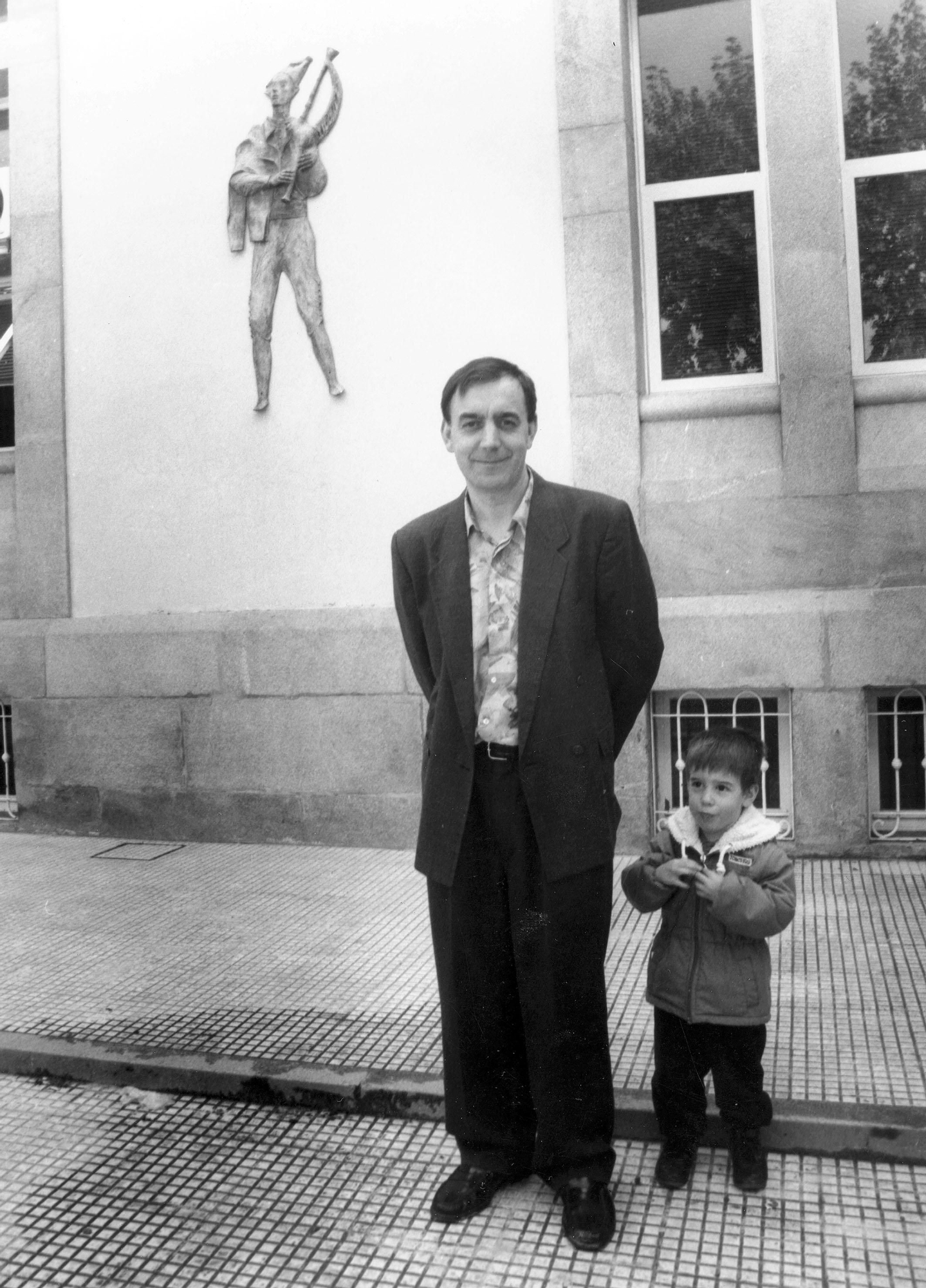 Xosé Lois Foxo, con su hijo Marco, en 1993. // IÑAKI OSORIO