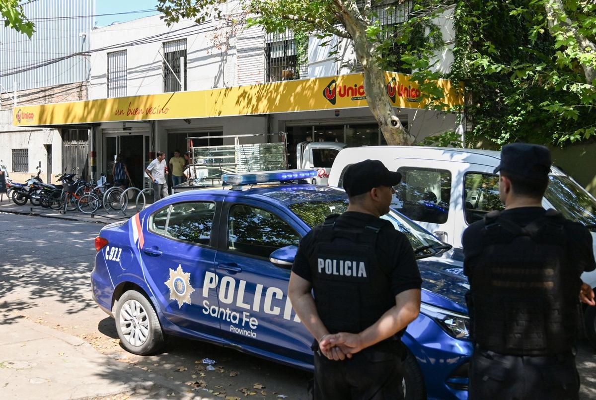 Dos hombres atacaron la fachada de un supermercado de los suegros de Messi en Rosario, Argentina y dejaron un mensaje.  Messi te estamos esperando. Javkin es un narco, no te protegerá, decía el mensaje escrito a mano.