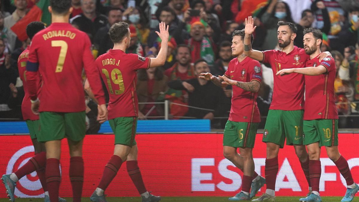 Jugadores de la selección de Portugal celebrando el pase.