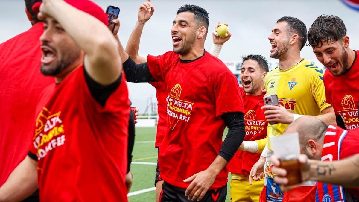 Los jugadores celebran el ascenso.